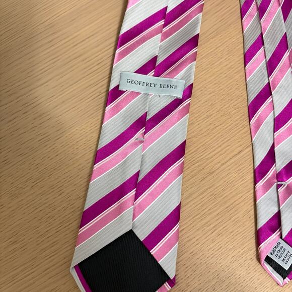 GEOFFREY BEENE100% Silk Mens Pink Striped Neck Tie  3.5"x56" One Size - Picture 3 of 4